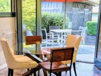 Quiet  Mid- Century Charmer Near Seattle Airport ベリアンのホテル