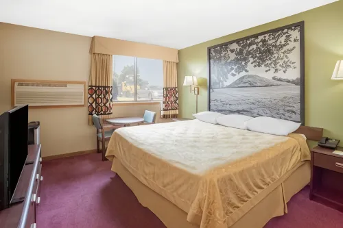 Super 8 by Wyndham Normal Bloomington