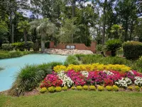 Discover Daphne's mystery cottage: Golf Course, Yacht Club, pool retreat!