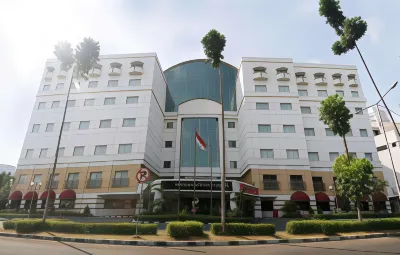 Surabaya Suites Hotel Powered by Archipelago Hotel di 