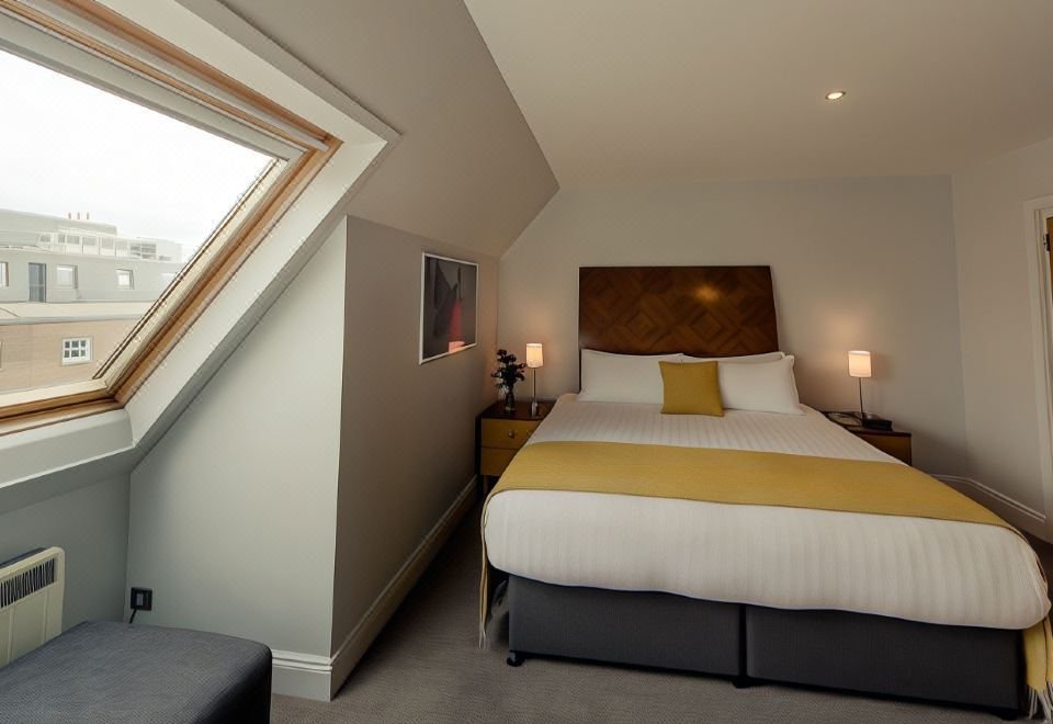 頂層房， 1 張特大床， 無煙房， 陽台