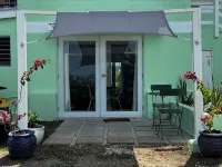 Peaceful Village studio 1 minute walk from one of the best beaches in Antigua. Hoteles en 