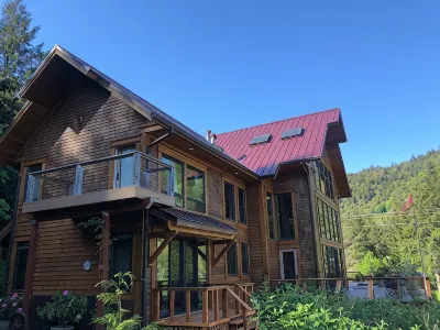 THE ONLY LUXURY RIVER FRONT PROPERTY ON THE ELK RIVER. 10 min to beach & town! Hotels in 