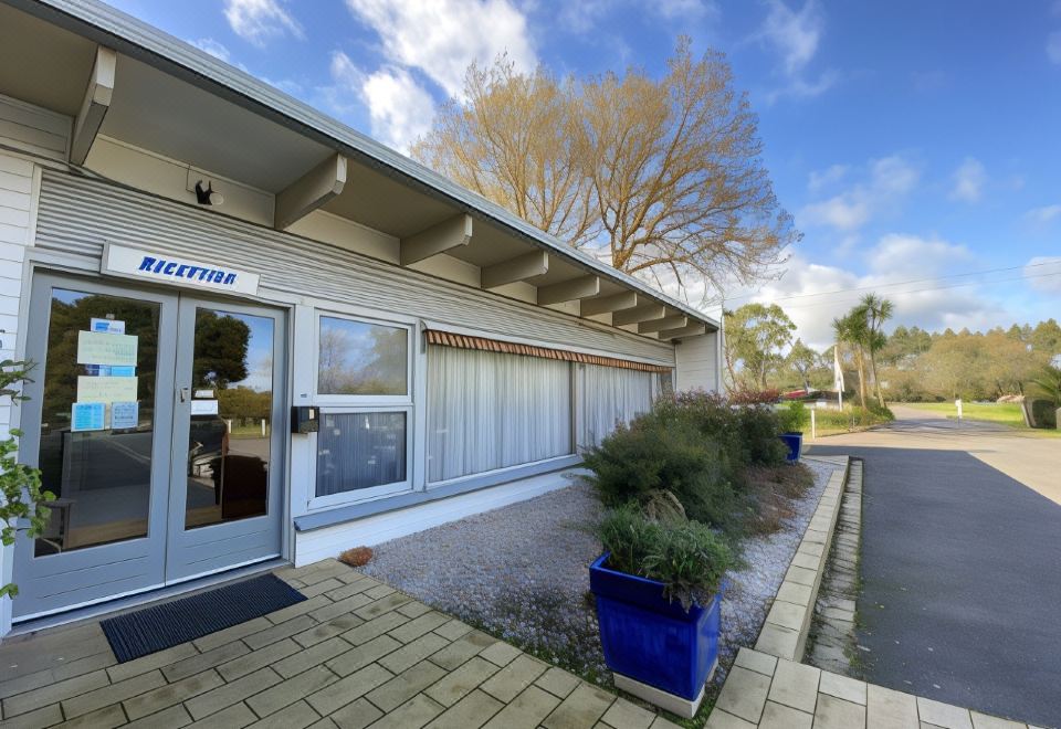 "a building with a blue and white facade has a sign that says "" pitzut "" on it" at The Terang Motor Inn