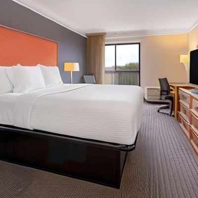 Mobility Access Executive King Room with Bathtub La Quinta Inn and Suites Promo Code