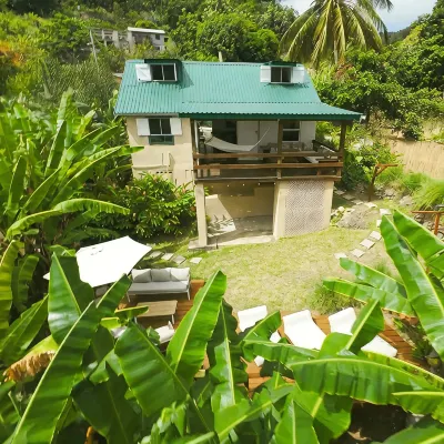 Little Diamond Jungle Home, Panoramic Ocean Views, 2 Verandas &Tropical Garden Hotels in 