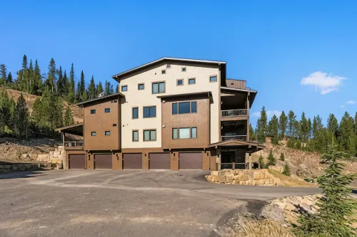 Luxurious Ski-In/Ski out adjacent Ski Slope side!