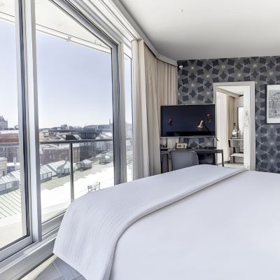 Room Citadine with King Bed, Balcony and Old Quebec View