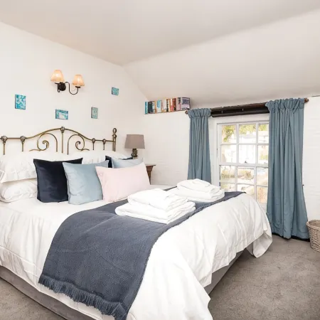 Stunning house right by the sea, spectacular far reaching sea views in Polperro Отели в г. Лоо