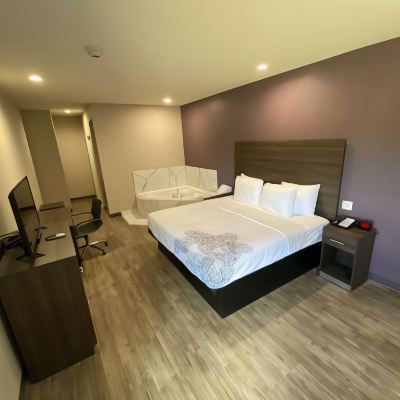 Suite-1 King Bed, Non-Smoking, Jacuzzi, Flat Screen Television, High Speed Internet Access, Microwave and Refrigerator