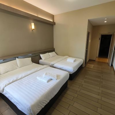 Bilik Berempat Keluarga Kupon Hotel Golden View Nilai