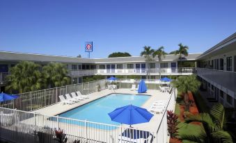 Motel 6 Lantana, FL
