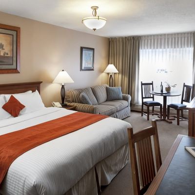 Standard King Room Tonquin Inn Promo Code