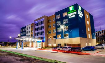 Holiday Inn Express & Suites Dallas Market Ctr - Love Field