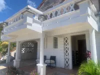 LenDeens an Affordable Hillside1BD/1BTH Apartment w/ AC and Gorgeous Oceanviews Hoteles en 