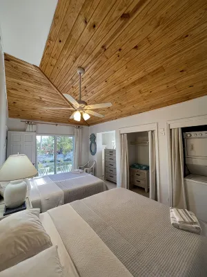 Wonderful 2 Bedroom 2 Bath Ocean Villa just quick walk from Treasure Cay Beach!  호텔