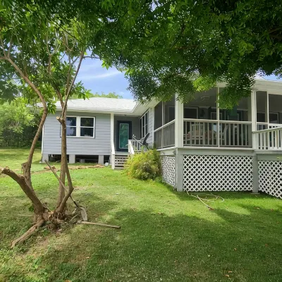 Beautiful home with wifi, tv, A/C, private dock, & backup generator power โรงแรมใน