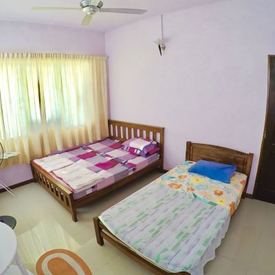 bilik tiga bilik tidur Kupon OYO Home 90371 Home Valley Homestay Tambunan