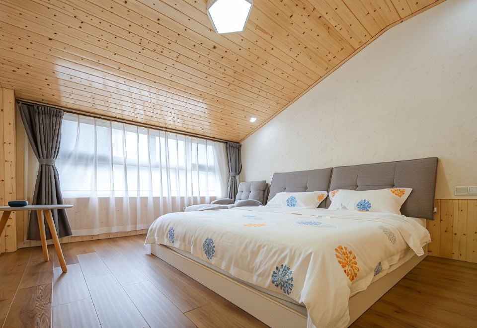 Exquisite Light-Filled Duplex Loft Family Room (Kohler Sanitary Ware, Latex Mattress)