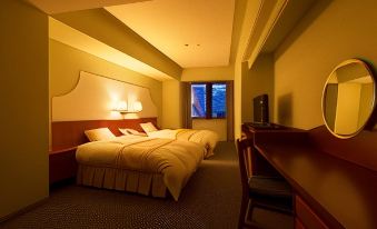 a hotel room with two beds , one on the left and one on the right side of the room at Hotel Verde