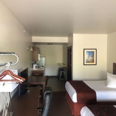 Suite, 2 Queen Beds, Kitchenette, Mountain View