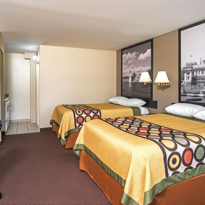Studio Suite with One Queen and Two Twin Beds - Non-Smoking