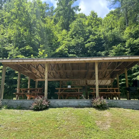 Beautiful 4 unit lodge w/ Hot tub, WiFi, fire pits &  pavilion area with grills