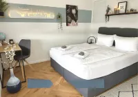 Close to the city center with parking space, balcony, lockable bike box & charging station