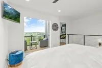 Serenity Villa: Luxurious Retreat with Hot Tub, Rooftop Deck & Mountain View's Hotele w: 