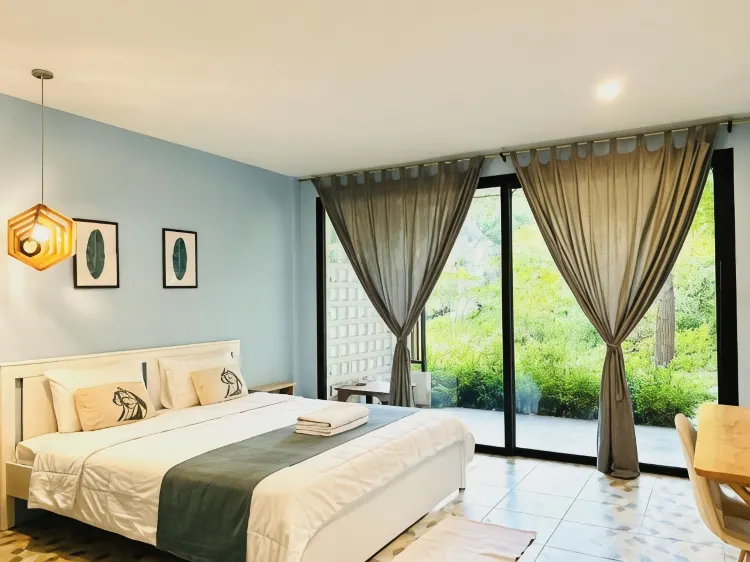 ห้องเตียงใหญ่ พร้อมวิวสวน