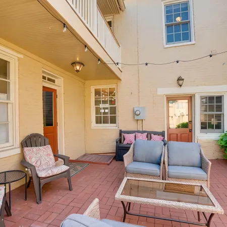 4 Bedroom, 3 Bath Big Downtown Frederick home, w/ Private Patio & fire table Отели в г. Фредерик