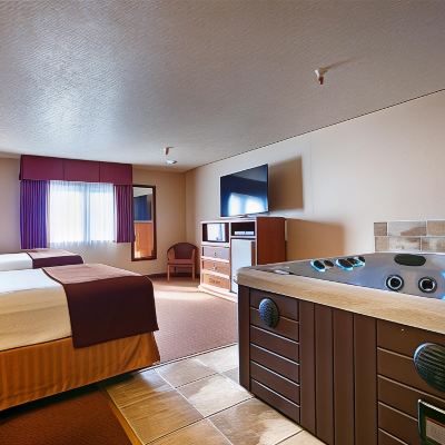 2 Queen Beds, Non-Smoking, Pillowtop Bed, 32-Inch Television, Hot Tub, Microwave And Refrigerator, Full Breakfast