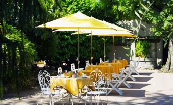 Hotel du Bosquet - Housity