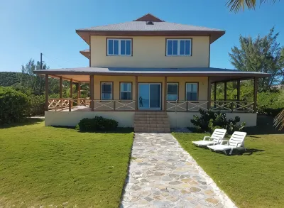 The Cedar Beach House – Exuma Escape w/ Private Beach & Tour Options Hôtels à : 