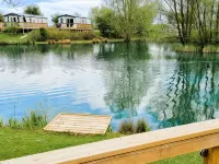 Luxury Lakeside Lodge - Fishing Lake - Pet Friendly - 5 Miles From Flamingo Land マルトンのホテル