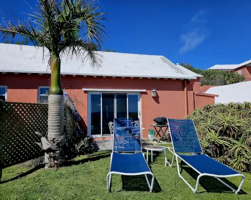 Sand Pebble 1 Bdrm Apt on Marley Beach w/ ocean views & steps to private beach Hoteles en Parroquia de Warwick