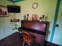 Old Fashioned 1930s Country Cottage Retreat in Plantersville - Near TX Ren Fest Hoteles en Condado de Grimes