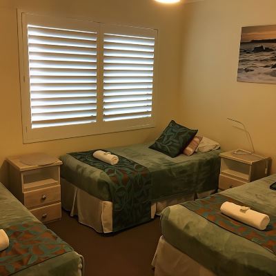 Two Bedroom Apartment (One Queen&Three Single Beds) -Six or More Nights Stay