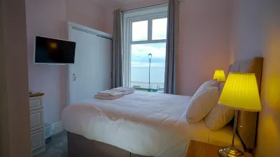 Carmel House Hotel di 