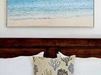 Sand Pebble 1 Bdrm Apt on Marley Beach w/ ocean views & steps to private beach Hoteles en Parroquia de Warwick