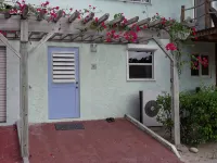 The Caribbean's premier vacation villa on the water in Jolly Harbour Hoteles en 