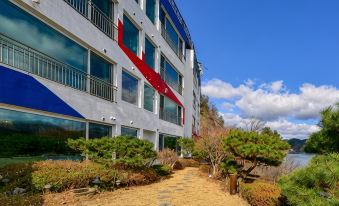Moonlight Blue Pension - Housity