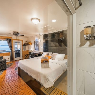 Deluxe Studio Suite, 1 King Bed with Sofa Bed, Ocean View, Oceanfront