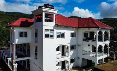 3 Bed Apartment Sleeps 6 - EnSuites Parking Wifi Hotels in 
