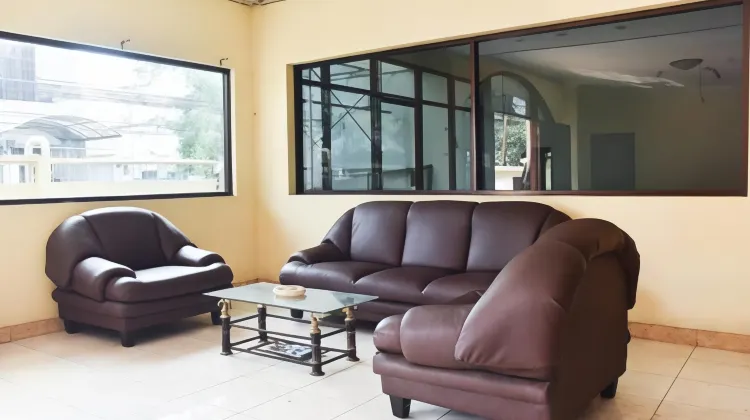 RedDoorz near Lenmarc Mall Surabaya 食事・レストラン