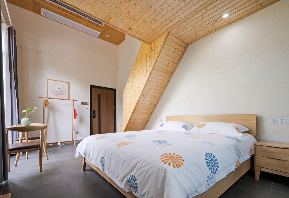 Exquisite Light-Filled Duplex Loft Family Room (Kohler Sanitary Ware, Latex Mattress)