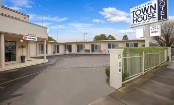 Hamilton Townhouse Motel