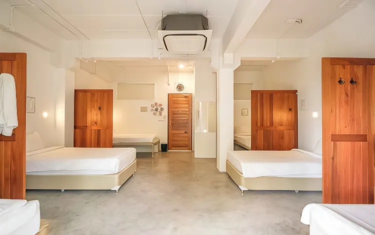 เตียงในห้องพักรวมชายหญิง 6 เตียง