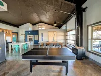 The Tillery Barndo - Two bedrooms/loft, dock, flat lot, spa, trampoline, golf 斯坦利縣住宿飯店