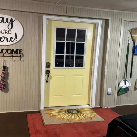 Charming modern cottage, in Crawfordville with extra parking for your boat.